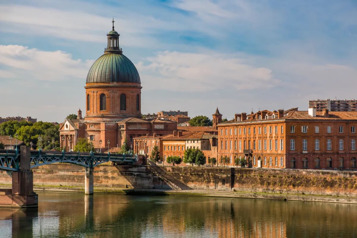 The dome of La Grave and the pink brick embankments of Toulouse, seen from the Garonne.